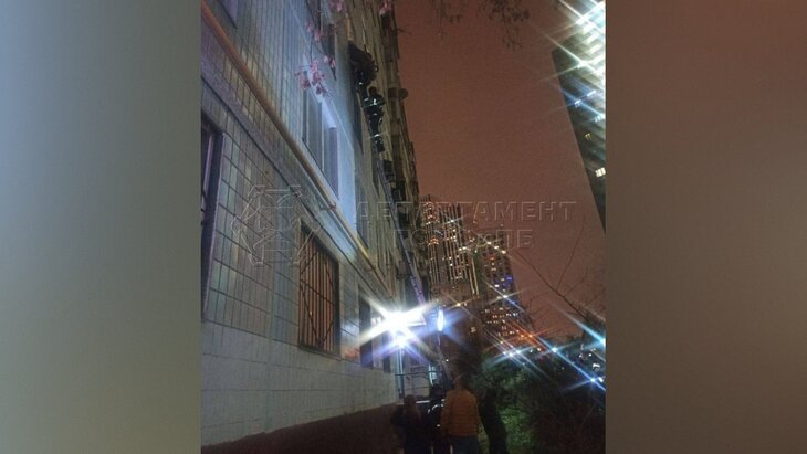 Спасатели помогли женщине, висевшей вниз головой в окне дома в Москве