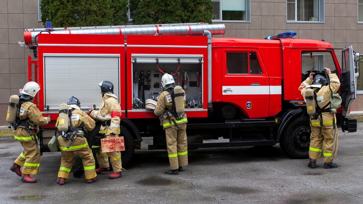 Ангары со стройматериалами загорелись в ТиНАО