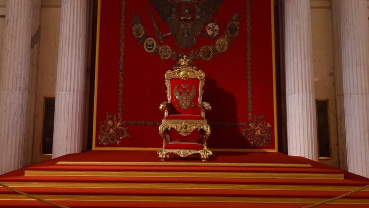Эрмитаж потребовал взыскать 847 тыс рублей с посетителя, севшего на трон Павла I