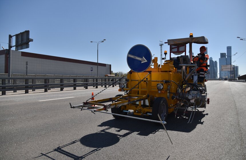 Как обновляют разметку на московских дорогах. Фото 20 фото