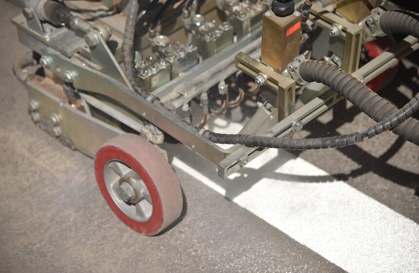 Как обновляют разметку на московских дорогах. Фото 24 фото