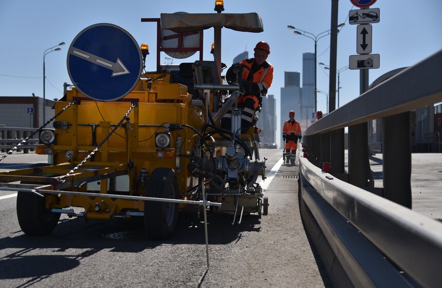 Как обновляют разметку на московских дорогах. Фото 23 фото