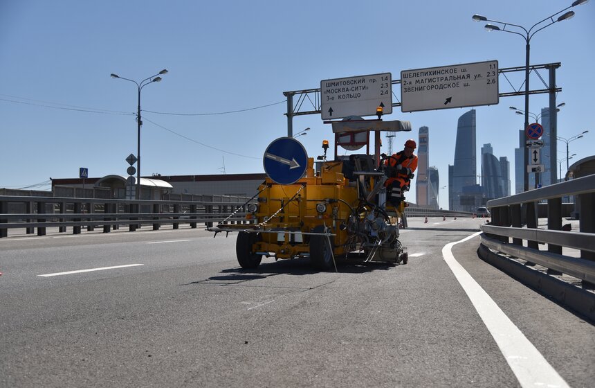 Как обновляют разметку на московских дорогах. Фото 25 фото