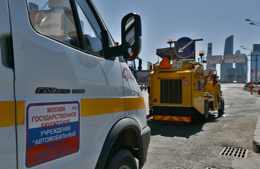 Как обновляют разметку на московских дорогах. Фото 1 фото