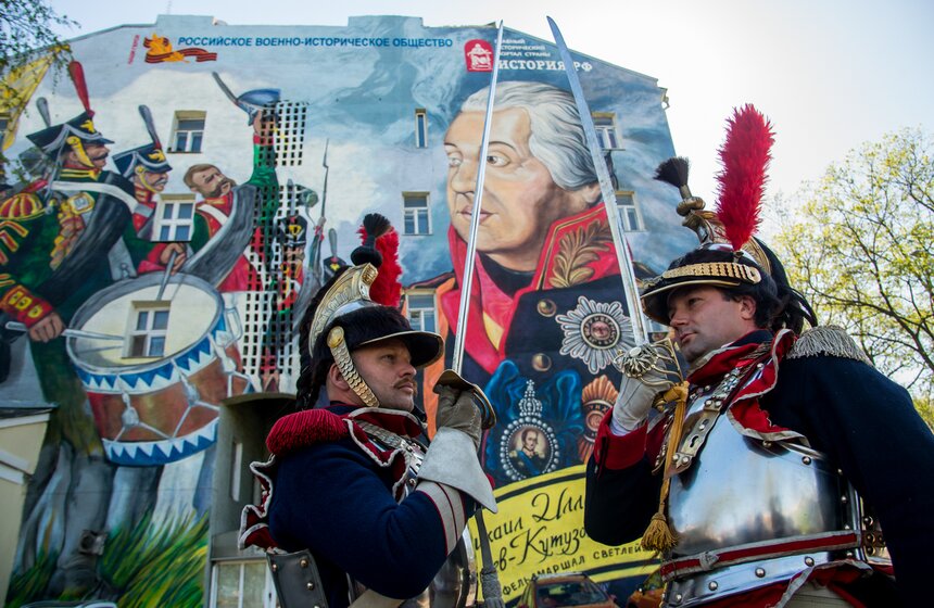 Граффити с изображением Кутузова появилось на Волхонке 3 фото