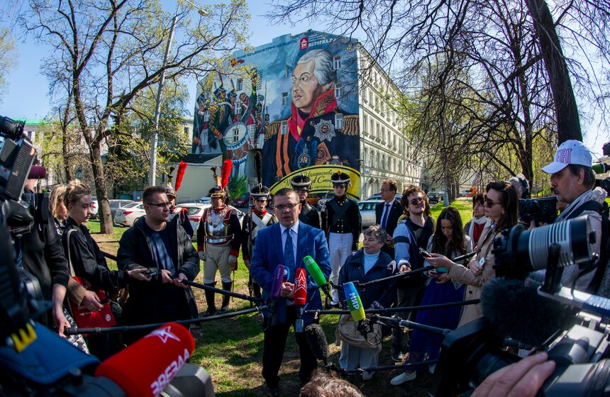 Граффити с изображением Кутузова появилось на Волхонке 7 фото