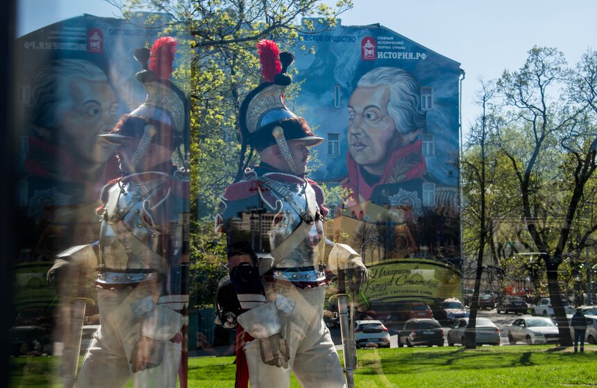 Граффити с изображением Кутузова появилось на Волхонке 19 фото