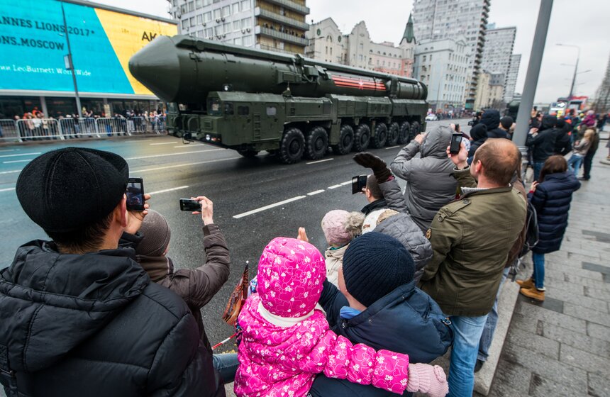 Как москвичи наблюдали за движением военной техники. Фото 18 фото