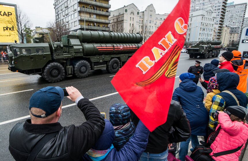 Как москвичи наблюдали за движением военной техники. Фото 17 фото