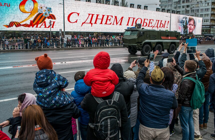 Как москвичи наблюдали за движением военной техники. Фото 3 фото