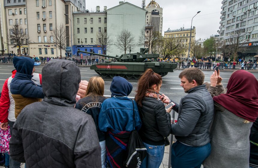 Как москвичи наблюдали за движением военной техники. Фото 5 фото