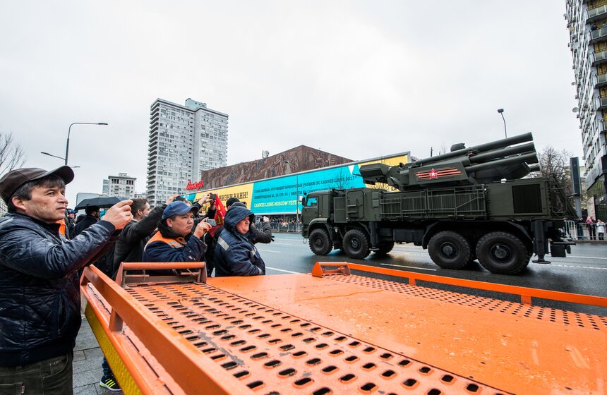 Как москвичи наблюдали за движением военной техники. Фото 16 фото