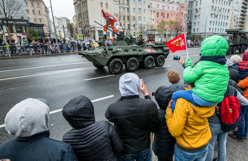 Как москвичи наблюдали за движением военной техники. Фото 15 фото