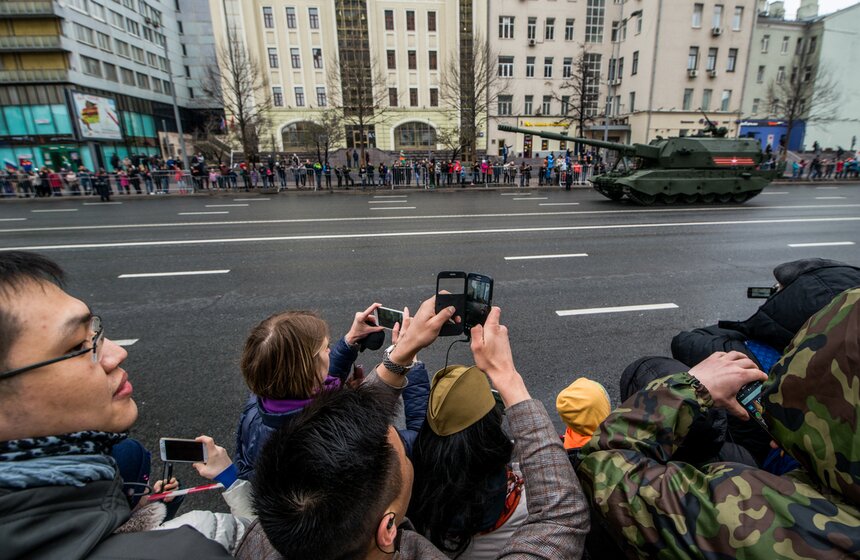 Как москвичи наблюдали за движением военной техники. Фото 7 фото