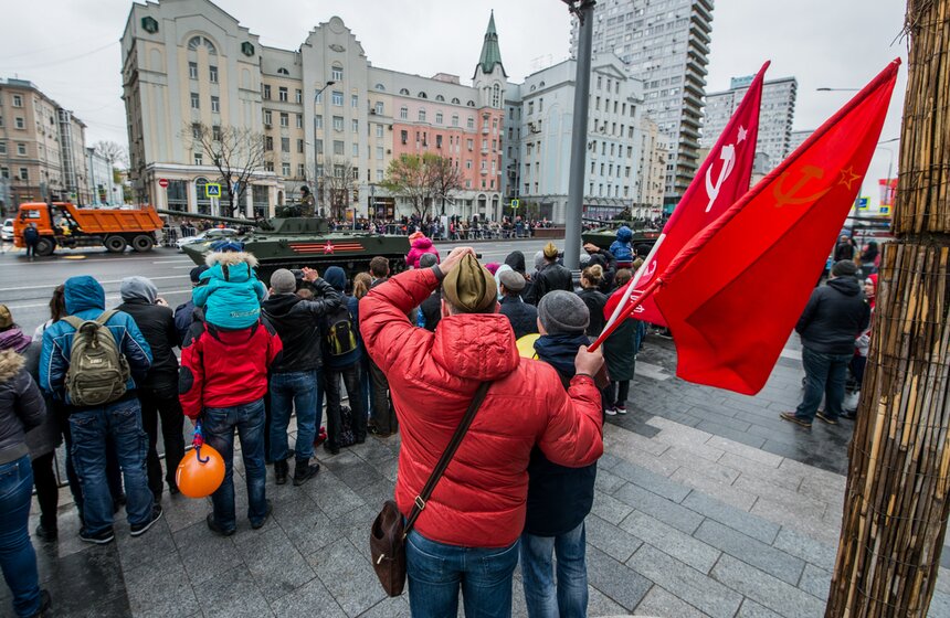 Как москвичи наблюдали за движением военной техники. Фото 14 фото