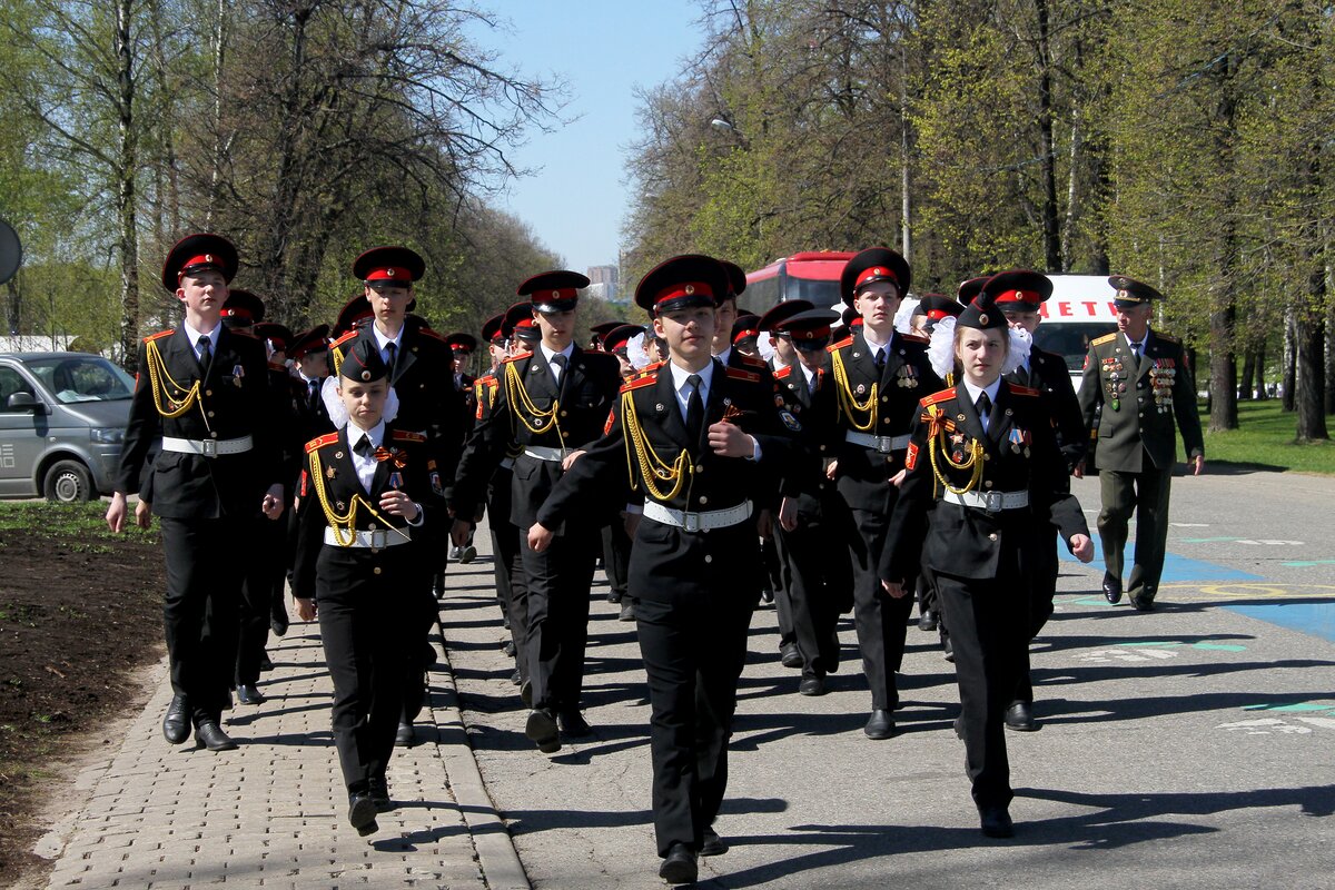 9 мая прямой эфир. Парад кадет на Поклонной горе. Кадетский парад 6 мая на Поклонной горе. Кадет на Поклонная гора в Москве. 28 Мая Поклонная гора парад кадет.
