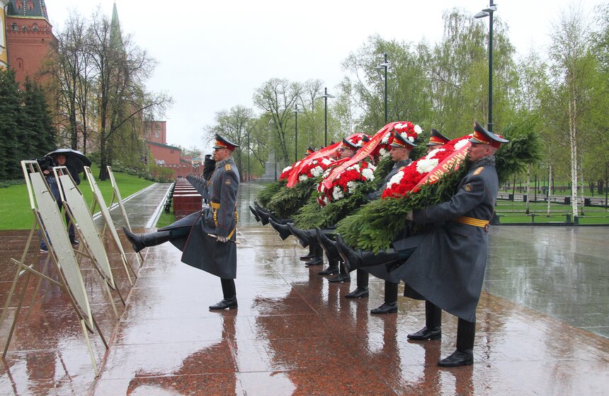 Сергей Собянин возложил цветы к Могиле Неизвестного Солдата 5 фото