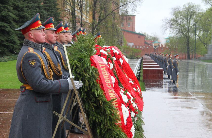 Сергей Собянин возложил цветы к Могиле Неизвестного Солдата 7 фото