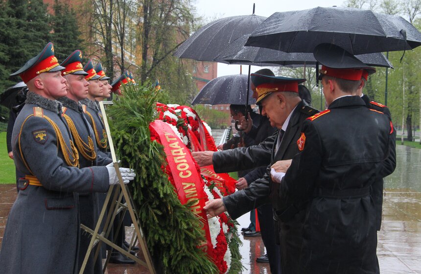 Сергей Собянин возложил цветы к Могиле Неизвестного Солдата 9 фото