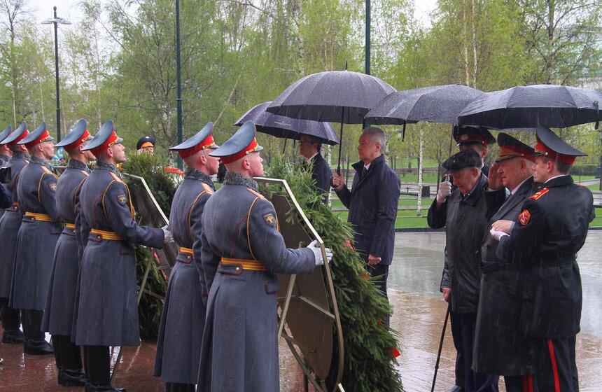 Сергей Собянин возложил цветы к Могиле Неизвестного Солдата 10 фото