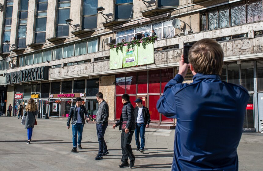 Участники музыкального фестиваля выступили на балконе "Известий" 6 фото