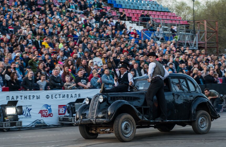 Шоу каскадеров "Русский Форсаж" поразило трюками и рекордами 2 фото