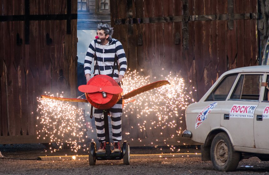 Шоу каскадеров "Русский Форсаж" поразило трюками и рекордами 6 фото
