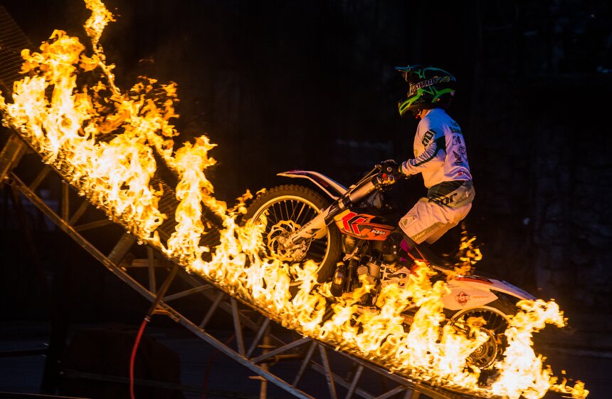 Шоу каскадеров "Русский Форсаж" поразило трюками и рекордами 15 фото