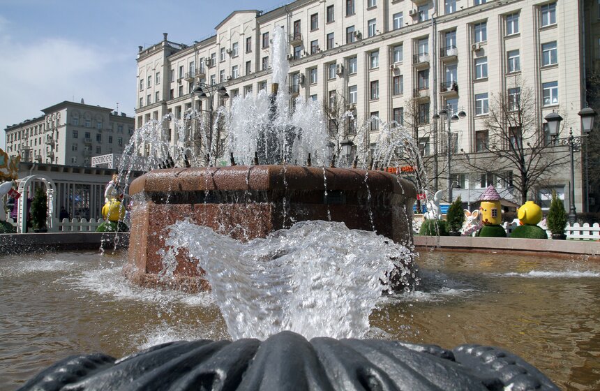 Городские фонтаны заработали в Москве. Фото 27 фото