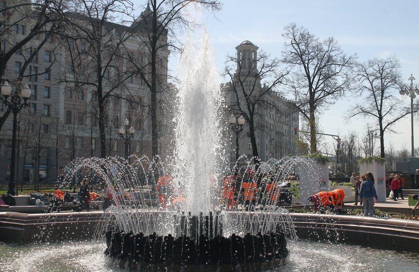 Городские фонтаны заработали в Москве. Фото 23 фото