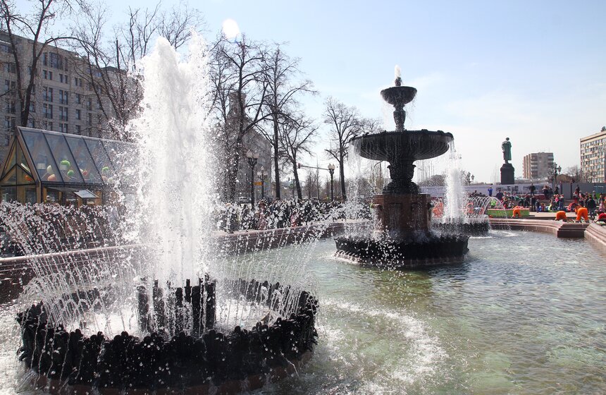 Городские фонтаны заработали в Москве. Фото 22 фото