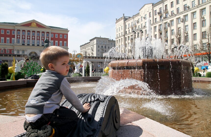 Городские фонтаны заработали в Москве. Фото 25 фото