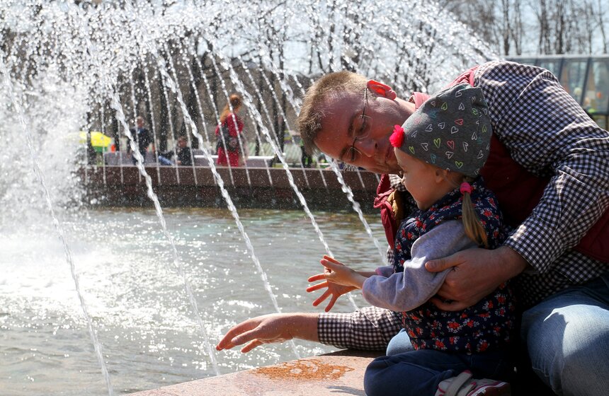 Городские фонтаны заработали в Москве. Фото 17 фото