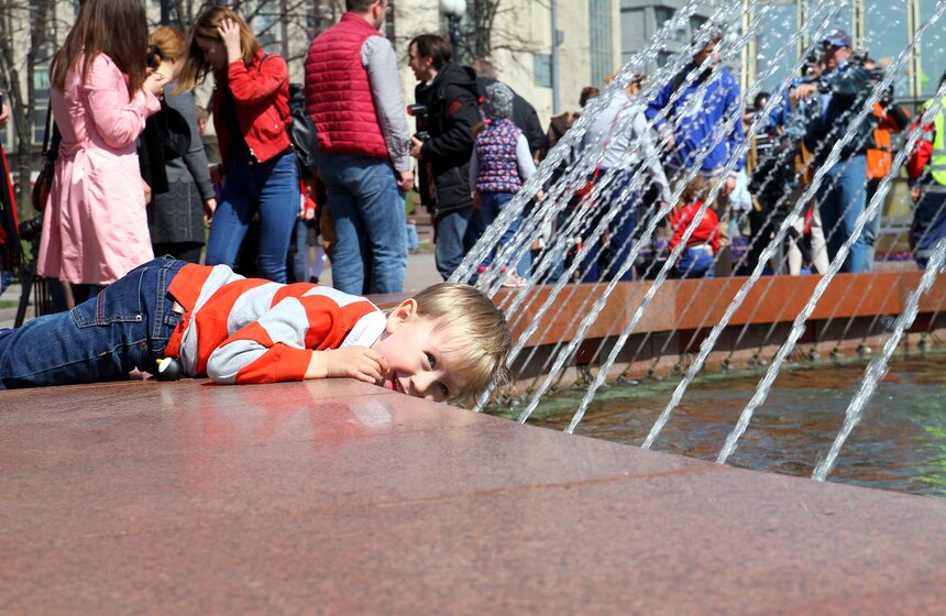 Городские фонтаны заработали в Москве. Фото 16 фото