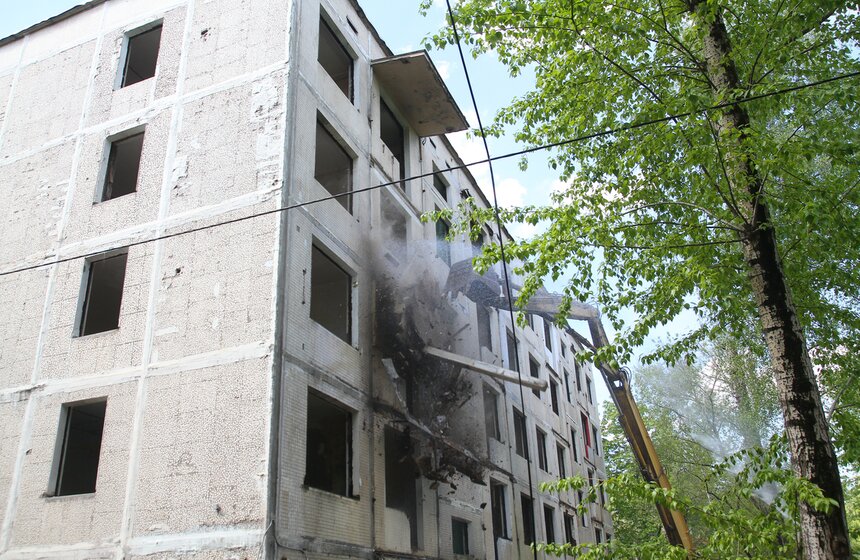 Снос пятиэтажки первого периода индустриального домостроения 19 фото