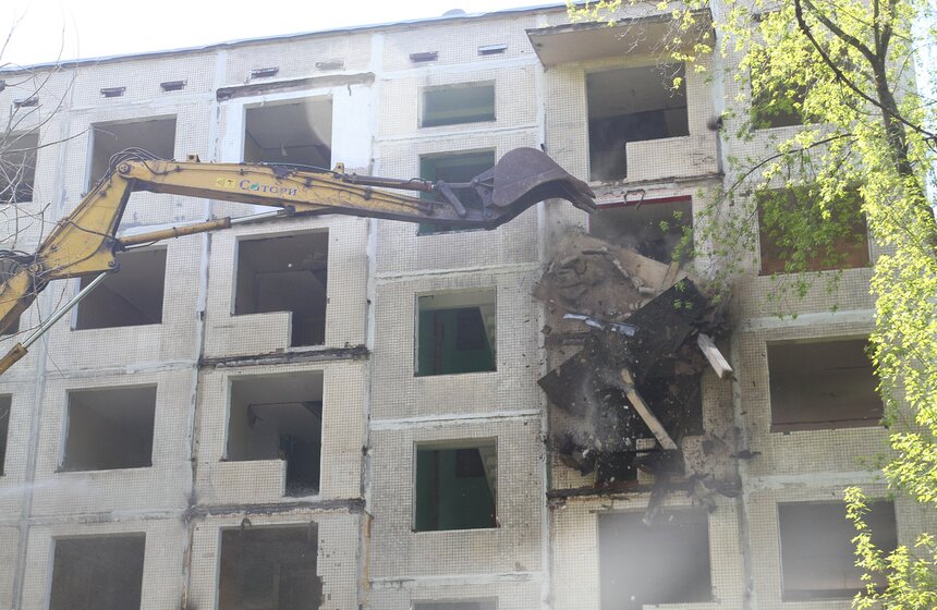 Снос пятиэтажки первого периода индустриального домостроения 16 фото