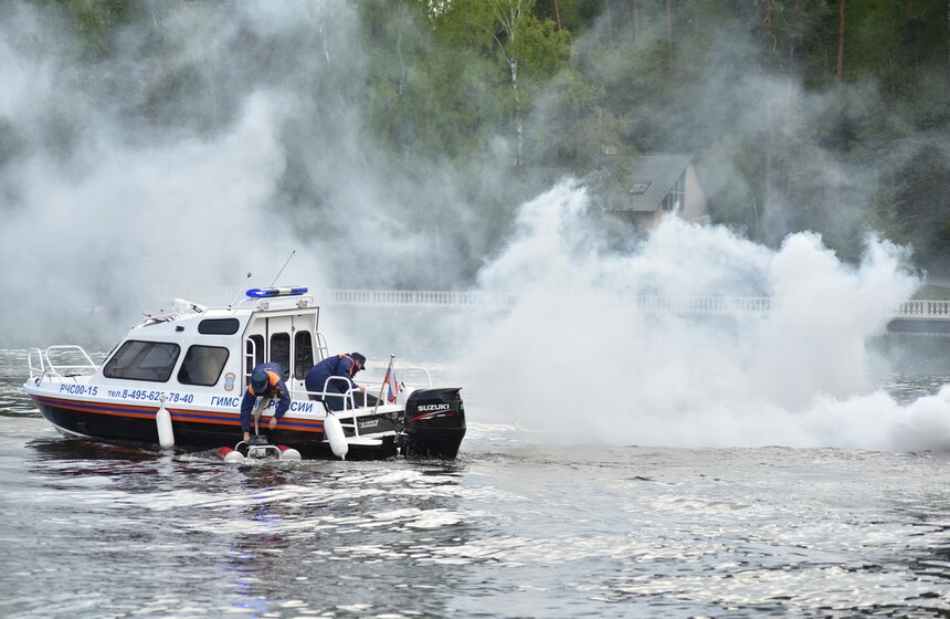 Учения МЧС по обеспечению безопасности на воде. Фото 23 фото