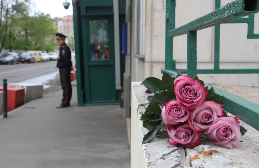 Москвичи принесли цветы и игрушки к посольству Великобритании 2 фото