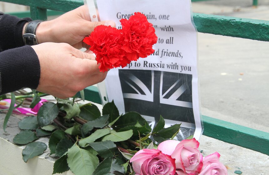 Москвичи принесли цветы и игрушки к посольству Великобритании 3 фото