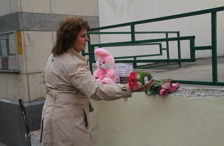 Москвичи принесли цветы и игрушки к посольству Великобритании 6 фото