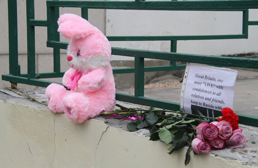 Москвичи принесли цветы и игрушки к посольству Великобритании 5 фото