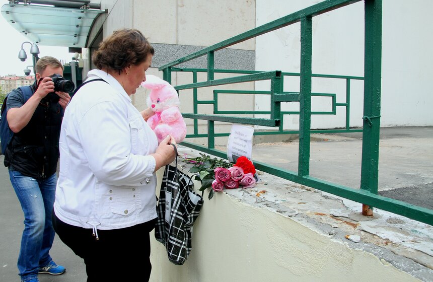 Москвичи принесли цветы и игрушки к посольству Великобритании 4 фото