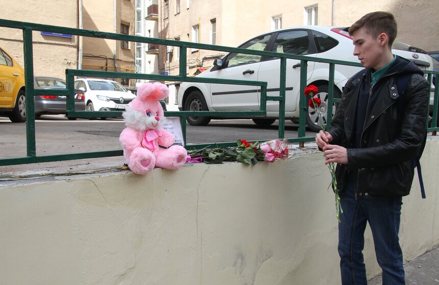 Москвичи принесли цветы и игрушки к посольству Великобритании 7 фото