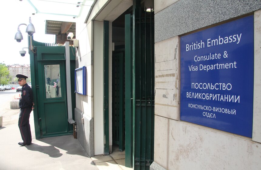 Москвичи принесли цветы и игрушки к посольству Великобритании 10 фото