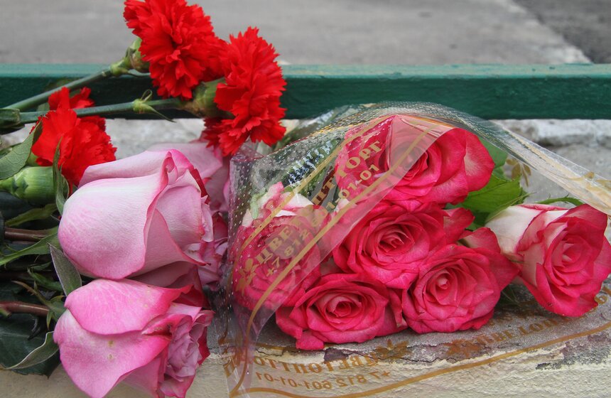 Москвичи принесли цветы и игрушки к посольству Великобритании 9 фото