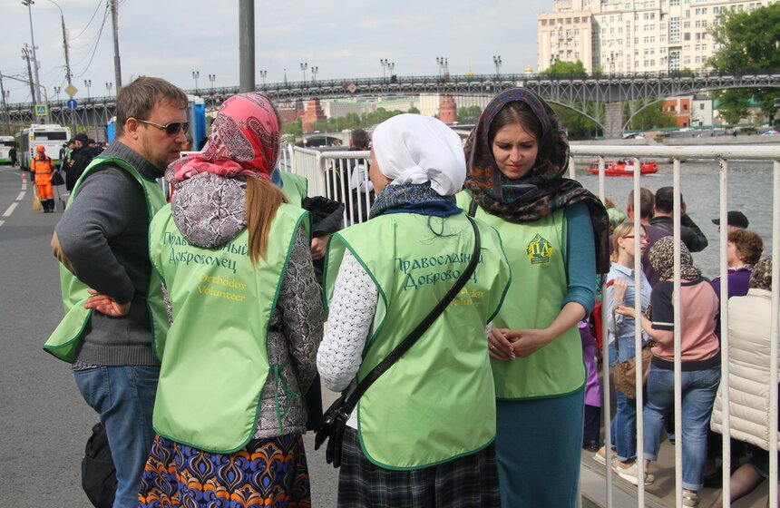 Очередь к мощам Николая Чудотворца в ХХС. Фоторепортаж 11 фото