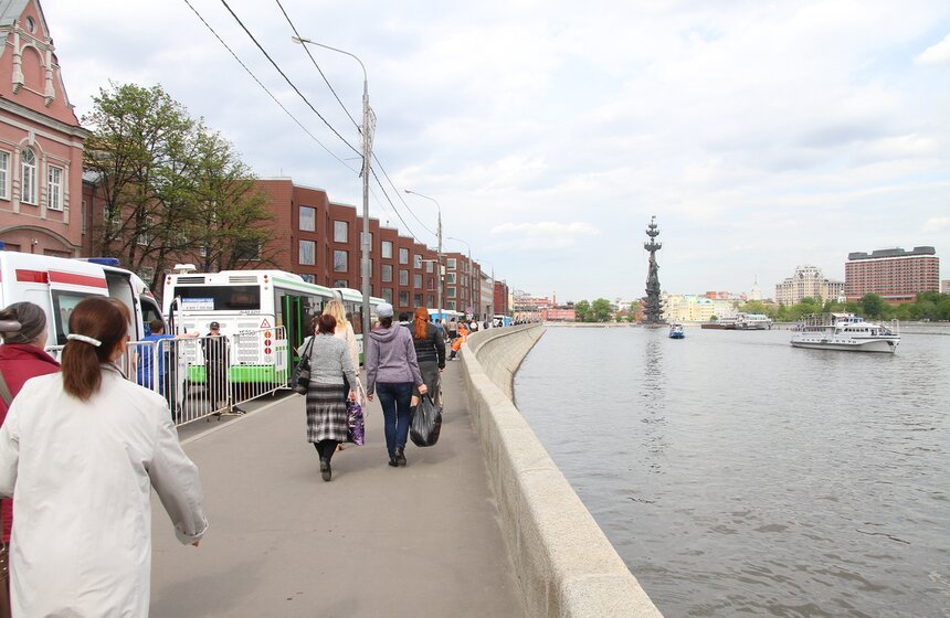 Очередь к мощам Николая Чудотворца в ХХС. Фоторепортаж 3 фото