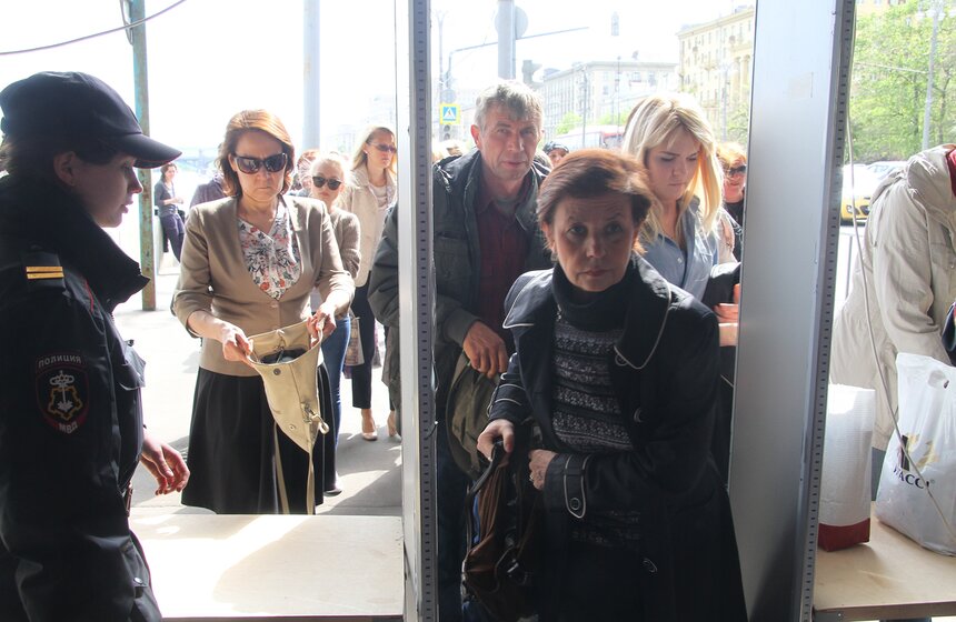 Очередь к мощам Николая Чудотворца в ХХС. Фоторепортаж 2 фото