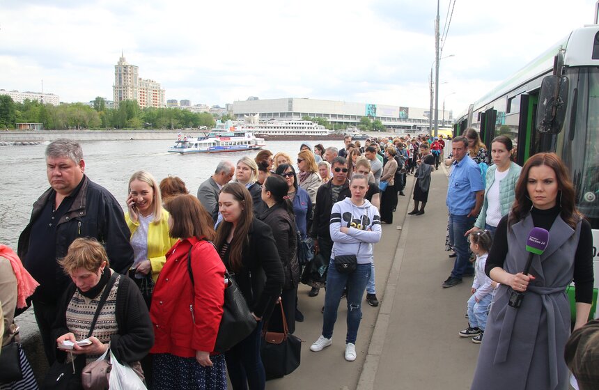 Очередь к мощам Николая Чудотворца в ХХС. Фоторепортаж 5 фото