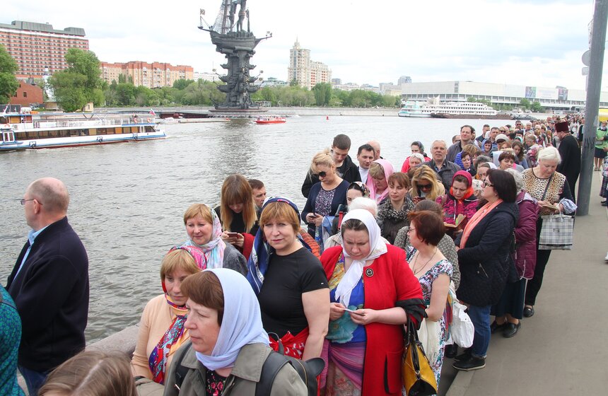 Очередь к мощам Николая Чудотворца в ХХС. Фоторепортаж 9 фото